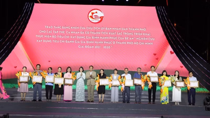 Organisations and individuals with outstanding achievements in implementing the project “Research and development of criteria for assessing happy families in Ho Chi Minh City for the 2021-2030 period” receive Certificates of Merit from the city’s People’s Committee.