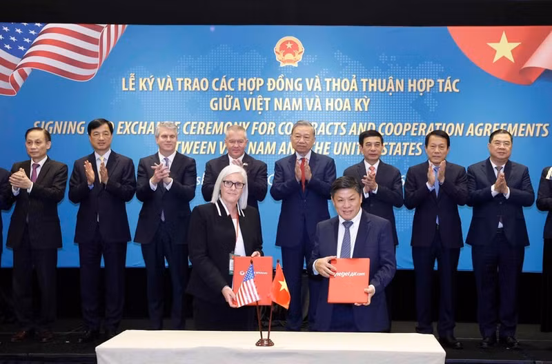 Party chief witnesses signing, exchange of Viet Nam–US contracts, cooperation agreements