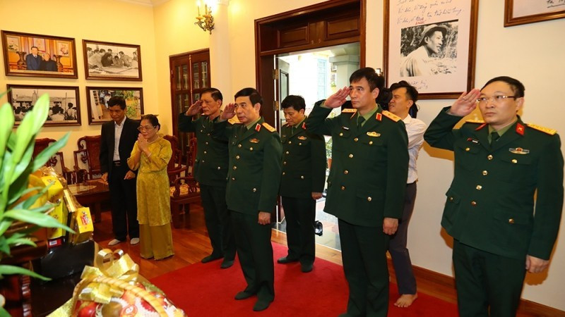 General Phan Van Giang offered incense in tribute to late Party General Secretary Le Kha Phieu. (Photo: Ministry of National Defence Portal)