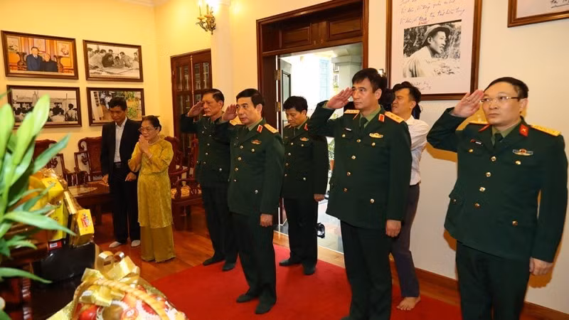 General Phan Van Giang offered incense in tribute to late Party General Secretary Le Kha Phieu. (Photo: Ministry of National Defence Portal)