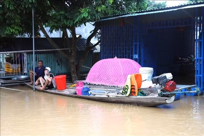 Many houses in Vinh Hoan hamlet, Con Cuong commune, are flooded as the Lam River's water level continues to rise. (Photo: VNA)