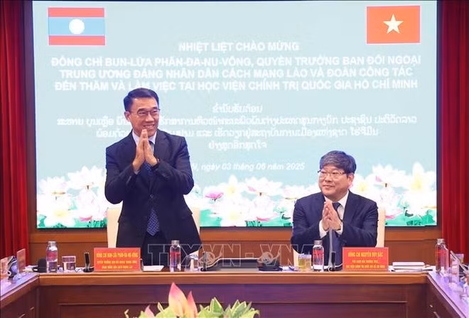 Acting Chairman of the Commission for External Relations of the Lao People's Revolutionary Party (LPRP) Central Committee Bounleua Phandanouvong (standing) at his working session with the HCMA on June 3. (Photo: VNA)