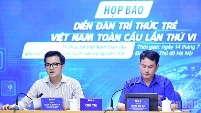From right: Nguyen Kim Quy, Permanent Vice Chairman of the Viet Nam Youth Federation (VYF) Central Committee, and Professor Dr. Tran Xuan Bach co-chair the press conference.