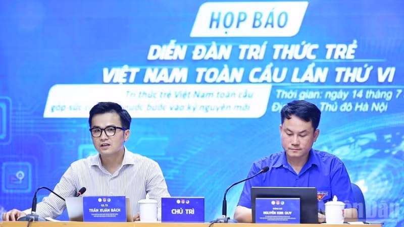 From right: Nguyen Kim Quy, Permanent Vice Chairman of the Viet Nam Youth Federation (VYF) Central Committee, and Professor Dr. Tran Xuan Bach co-chair the press conference.
