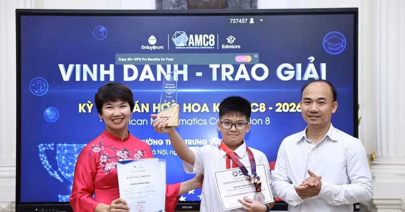 Hoang Minh Hieu (centre), a 6th grader at Trung Vuong Secondary School, achieved a perfect score (D-Distinction) in the AMC 8 competition. (Photo: Dai Thang)