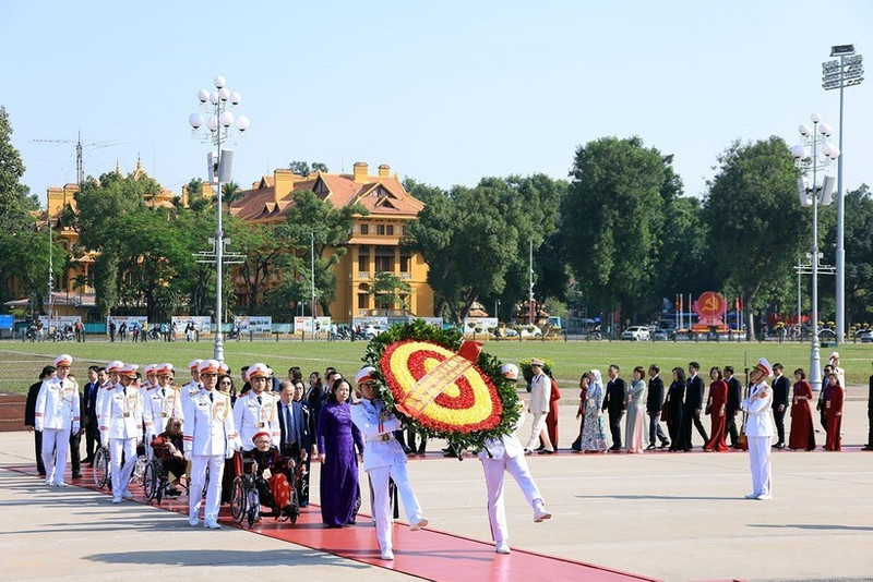 Delegates to the 11th National Patriotic Emulation Congress visit President Ho Chi Minh’s Mausoleum in Ha Noi on December 26. (Photo: VNA)