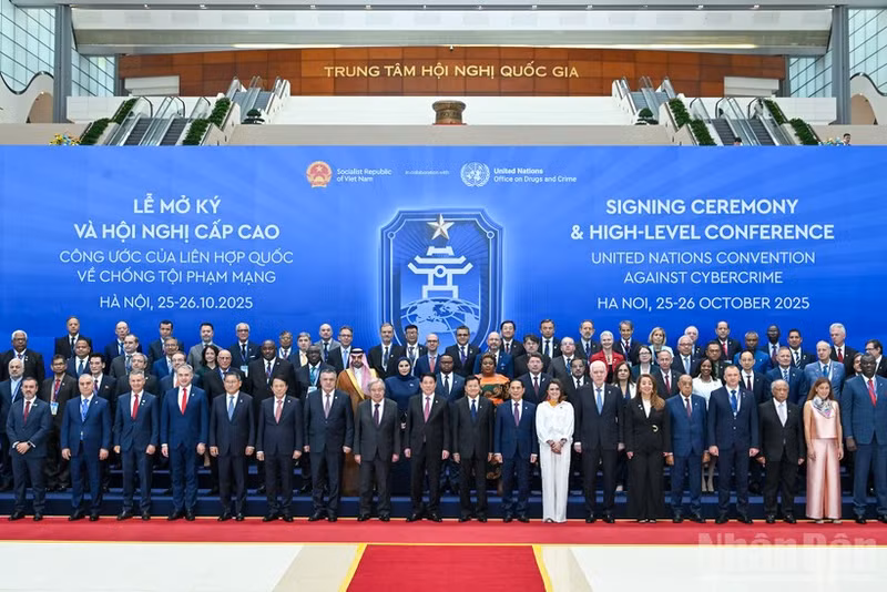 President Luong Cuong, UN Secretary-General António Guterres, and leaders and representatives from various countries attend the Signing Ceremony of the United Nations Convention on Countering Cybercrime. (Photo: Thuy Nguyen)