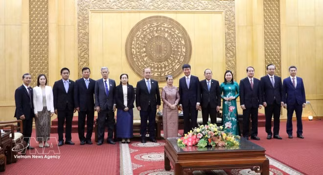 The delegation from the National Council of the Solidarity Front for the Development of Cambodia Motherland and representatives of Ninh Binh province. (Photo: VNA)