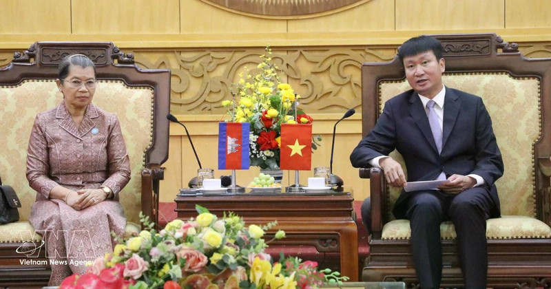 Secretary of the Ninh Binh provincial Party Committee Tran Huy Tuan receives Men Sam An, Vice President of the Cambodian People’s Party, President of the SFDCM, and President of the Cambodia–Viet Nam Friendship Association. (Photo: VNA)