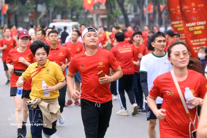 Participants run a 1.7km route around Hoan Kiem Lake. (Photo: VNA)