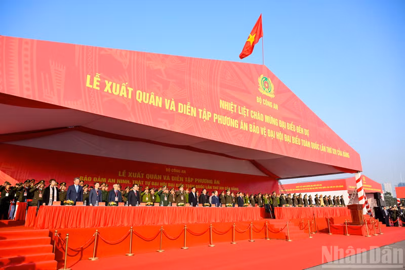 Party and State leaders and delegates perform the flag-salute ceremony at the event. (Photo: DUY LINH)