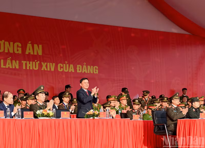 Politburo member, standing member of the Party Central Committee’s Secretariat and head of the subcommittee for the organisation of the congress Tran Cam Tu, attends the ceremony. (Photo: DUY LINH)
