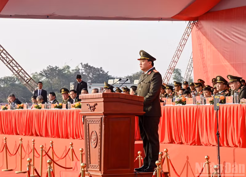 Colonel Nguyen Tien Dat, Deputy Director of the Ha Noi Police Department, delivers remarks at the ceremony. (Photo: DUY LINH)