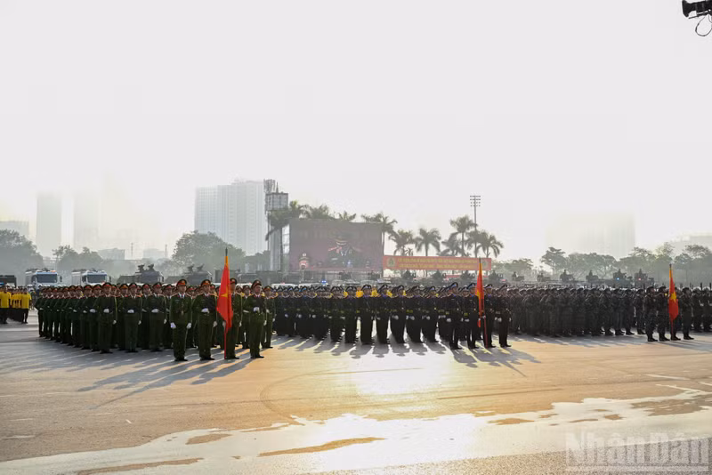 Officers and soldiers participating in the send-off ceremony. (Photo: DUY LINH)