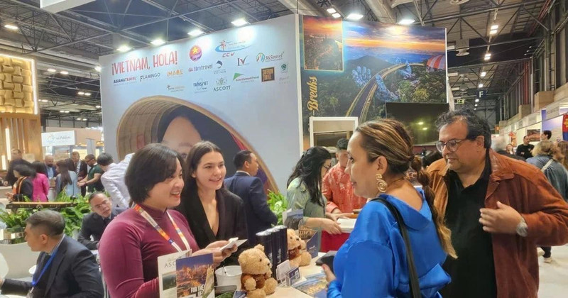 Visitors seek information on Vietnam’s tourist destinations at the 2026 FITUR International Tourism Fair. (Photo published by VNA)