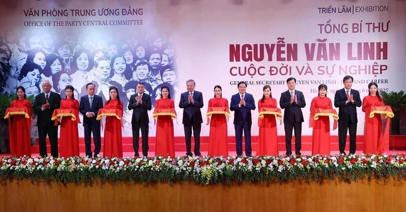 Party General Secretary To Lam (C) and other delegates cut the ribbon to launch the exhibition (Photo: VNA)