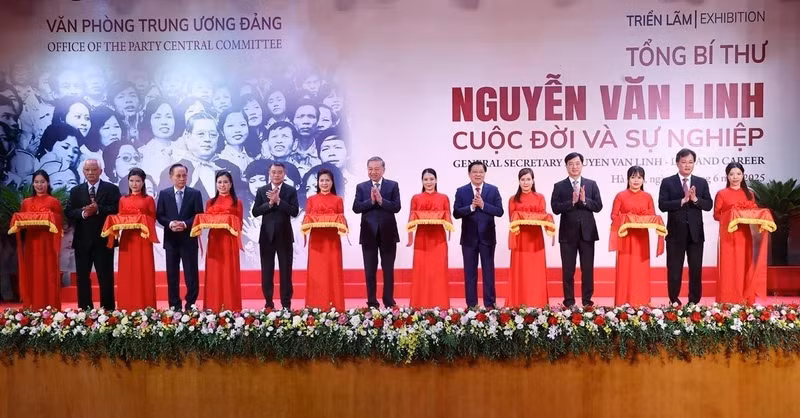 Party General Secretary To Lam (C) and other delegates cut the ribbon to launch the exhibition (Photo: VNA)