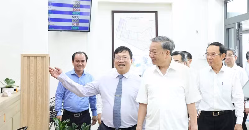 Party General Secretary To Lam (C) visits the Public Administrative Service Centre in Tan Vinh Loc commune, Ho Chi Minh City. (Photo: VNA)