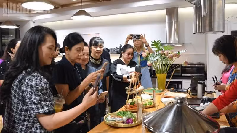 International guests enthusiastically captured the process of making banh cuon and nem ran. (Photo: Xuan Son)