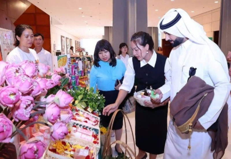 Muslim tourists explore products at Ha Noi Xanh Cooperative, one of the units certified to produce Halal goods.