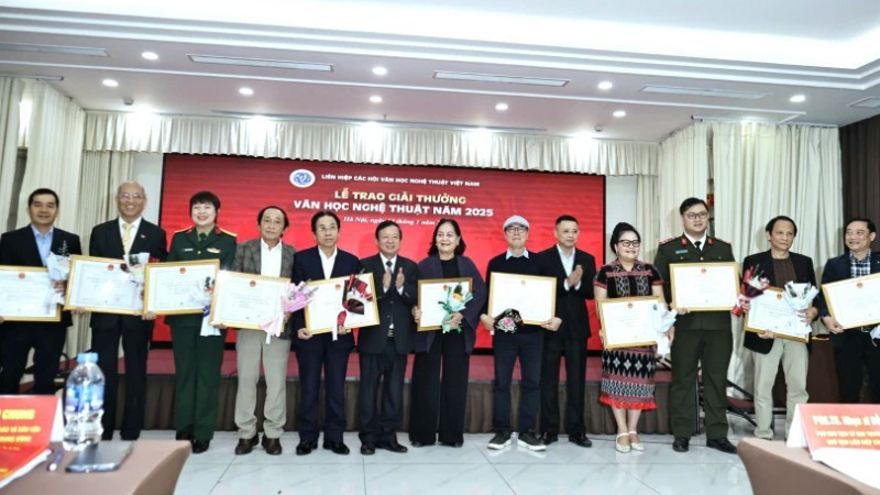 Authors with outstanding works from the 10 central specialised literary and artistic associations were honoured.