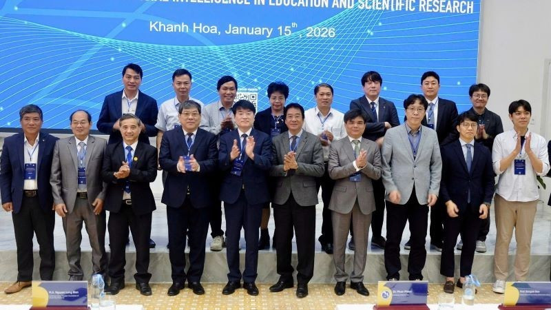 Delegates pose for a commemorative photo at the conference.