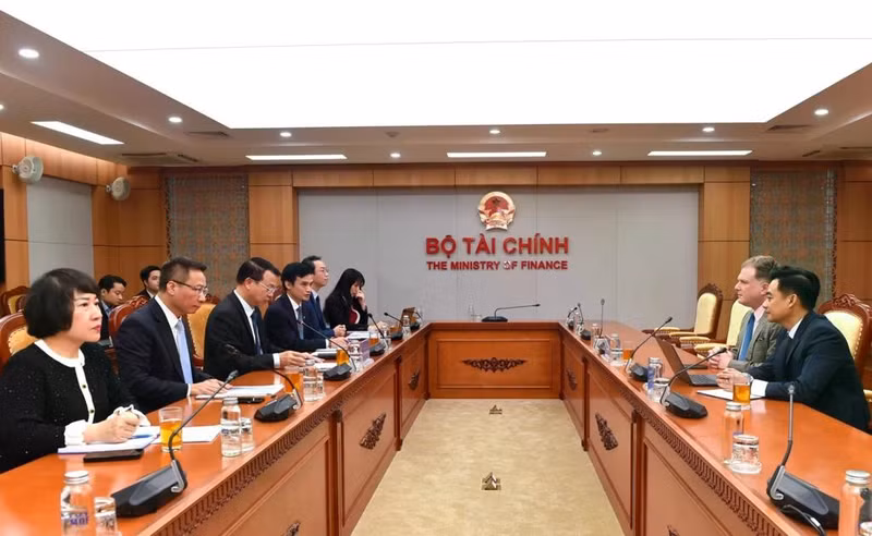 At the meeting between Deputy Minister of Finance Nguyen Duc Chi and Joseph Davidson, CEO of ClearOne and Vu Tu Thanh, Acting Regional Managing Director for ASEAN at the USABC. (Photo: mof.gov.vn)