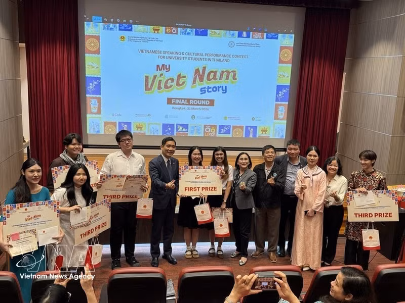 Ambassador Pham Viet Hung, along with representatives of the organising board and jury, honour the award-winning students. (Photo: VNA)