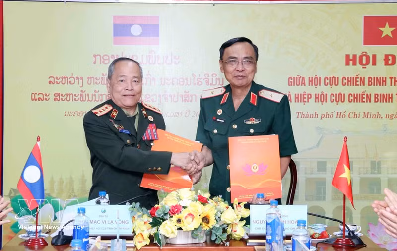 Major General Nguyen Minh Hoang (right), Chairman of the Ho Chi Minh City War Veterans’ Association, and Colonel Bunmac Vilavong, Chairman of the veterans’ association of Laos' Champasak province, sign a memorandum of understanding on cooperation for the 2026–2030 period. (Photo: VNA)
