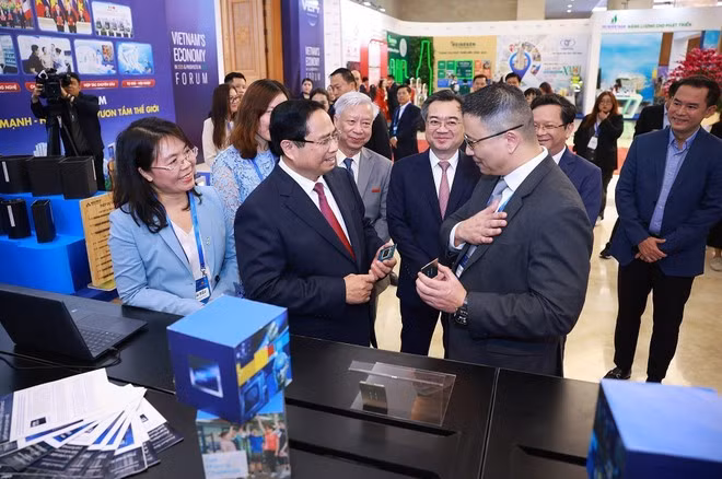 Prime Minister Pham Minh Chinh visits an exhibition showcasing semiconductor manufacturing products on the sidelines of the Viet Nam Economy in 2025 and Prospects in 2026 Forum (VEPF) in Ha Noi on December 16. (Photo: VNA).