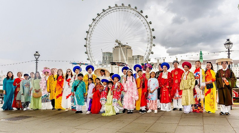 Vietnamese traditional costumes on parade in London. (Photo: Organising Committee)