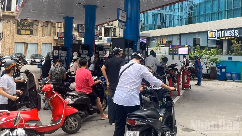 People purchase fuel at a petrol station in Hanoi amid strong fluctuations in domestic fuel prices following movements in the global market. (Photo: Minh Phuong)