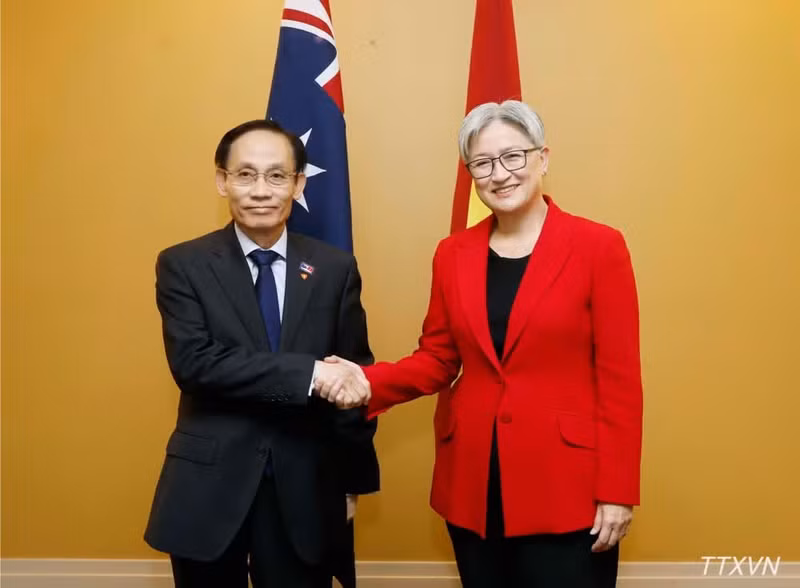 Minister of Foreign Affairs Le Hoai Trung and Australian Minister for Foreign Affairs Penny Wong. (Photo: VNA)