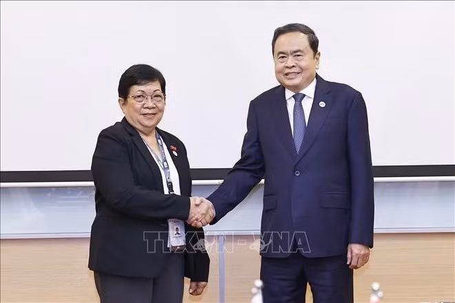 National Assembly Chairman Tran Thanh Man (R) and Speaker of the National Parliament of Timor Leste Maria Fernanda Lay at their meeting in Kuala Lumpur on September 17 (Photo: VNA)