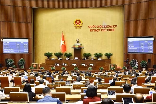 The National Assembly (NA) passes the Law on Cadres and Civil Servants (amended) with 418 out of 423 deputies voting in favour. (Photo: VNA)