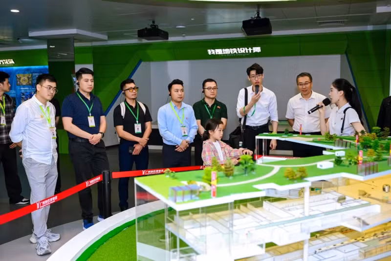 In addition, the delegates took part in field visits to study models of scientific and technological development, enterprises, and modern urban areas.