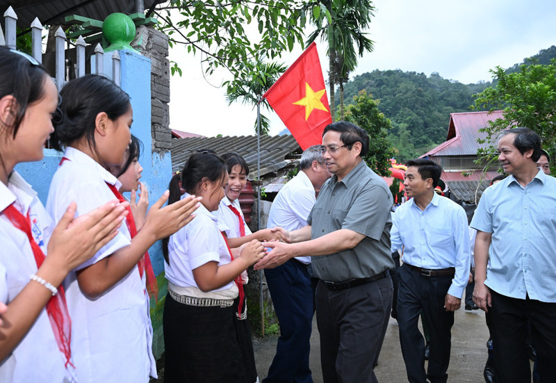 Prime Minister Pham Minh Chinh with pupils from the mountainous commune of Bat Mot.