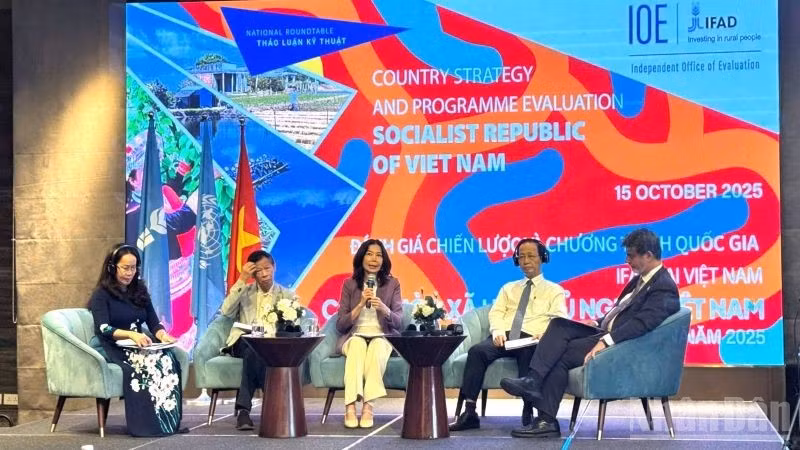 Speakers share insights at the event. (Photo: HNV)