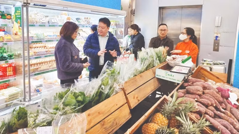 Many supermarkets and convenience stores struggle to find alternative packaging materials.