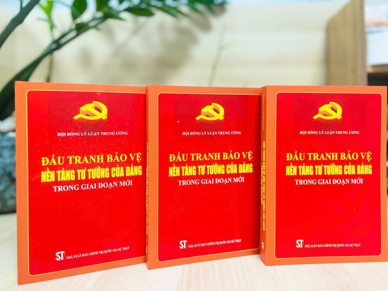 The book, entitled “Struggle to Protect the Party’s Ideological Foundation in the New Period” and compiled by the Central Theoretical Council, has just been published by the Truth National Political Publishing House.