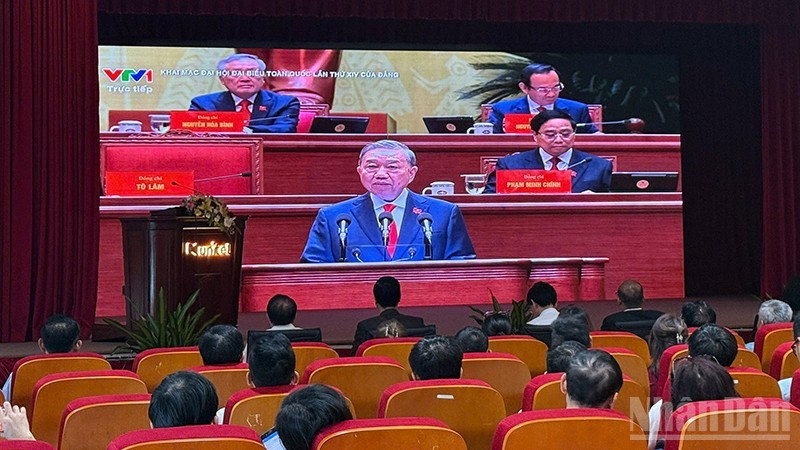 Members of the Vietnamese community in Laos attentively listen to the presentation of the report on documents submitted to the 14th National Congress by Party General Secretary To Lam. (Photo: Trinh Dung)