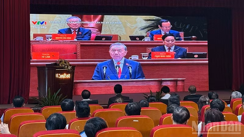 Members of the Vietnamese community in Laos attentively listen to the presentation of the report on documents submitted to the 14th National Congress by Party General Secretary To Lam. (Photo: Trinh Dung)