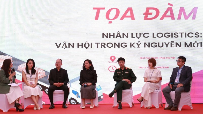 Representatives from universities and enterprises attend the logistics job fair.