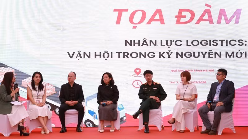 Representatives from universities and enterprises attend the logistics job fair.