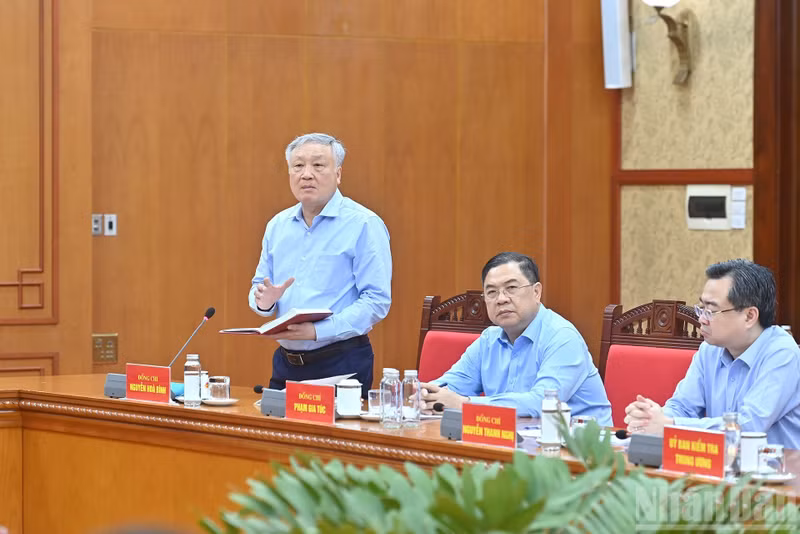 Permanent Deputy Prime Minister Nguyen Hoa Binh speaks at the meeting.