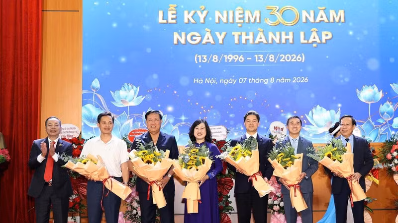 Leaders of the Drug Administration of Viet Nam present flowers in appreciation to Ministry of Health leaders.