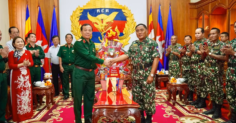 Major General Vu Van Dien visits and extends New Year greetings at the Special Forces Command of the Royal Cambodian Armed Forces. (Photo: NGUYEN PHU)
