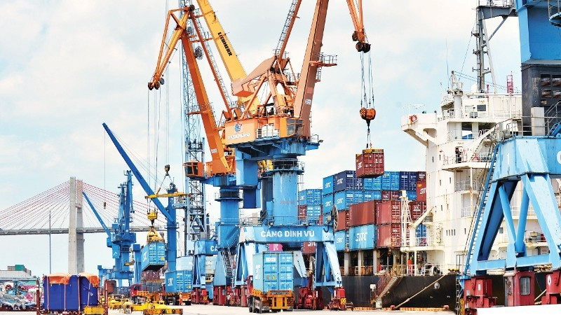 Cargo handling at Dinh Vu Port in Hai Phong City. (Photo: ANH DUC)
