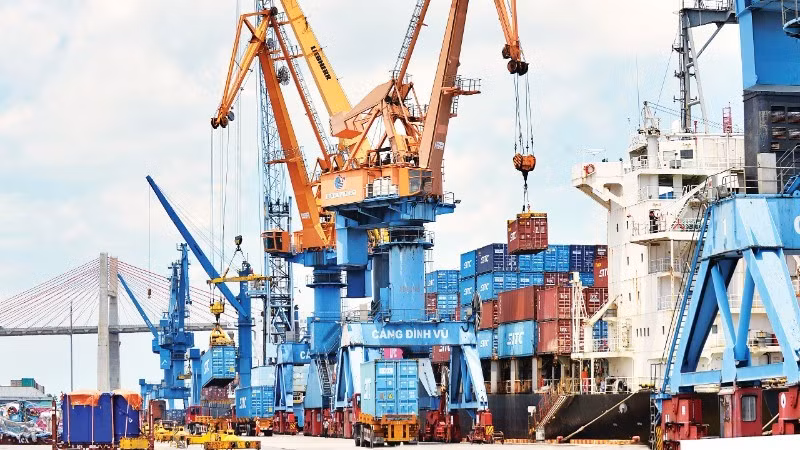 Cargo handling at Dinh Vu Port in Hai Phong City. (Photo: ANH DUC)