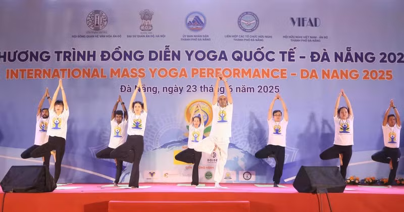 A large-scale yoga performance (Photo: VNA)
